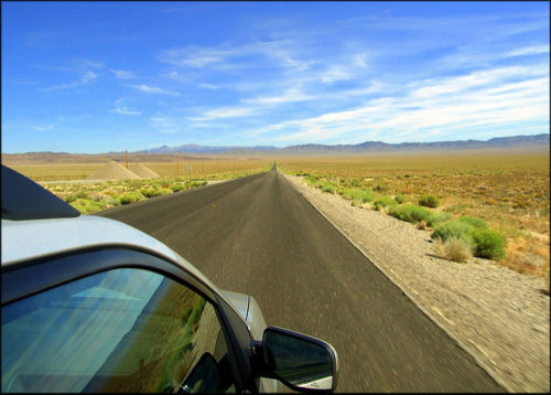 Typický obrázek z US 50: míle rovné a jako vude kvalitní silnice pøed námi, polopou kolem nás a nádherná obloha.